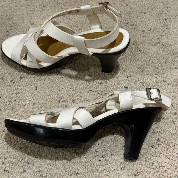 White Sandals size 6.5 - Picture 4 of 5